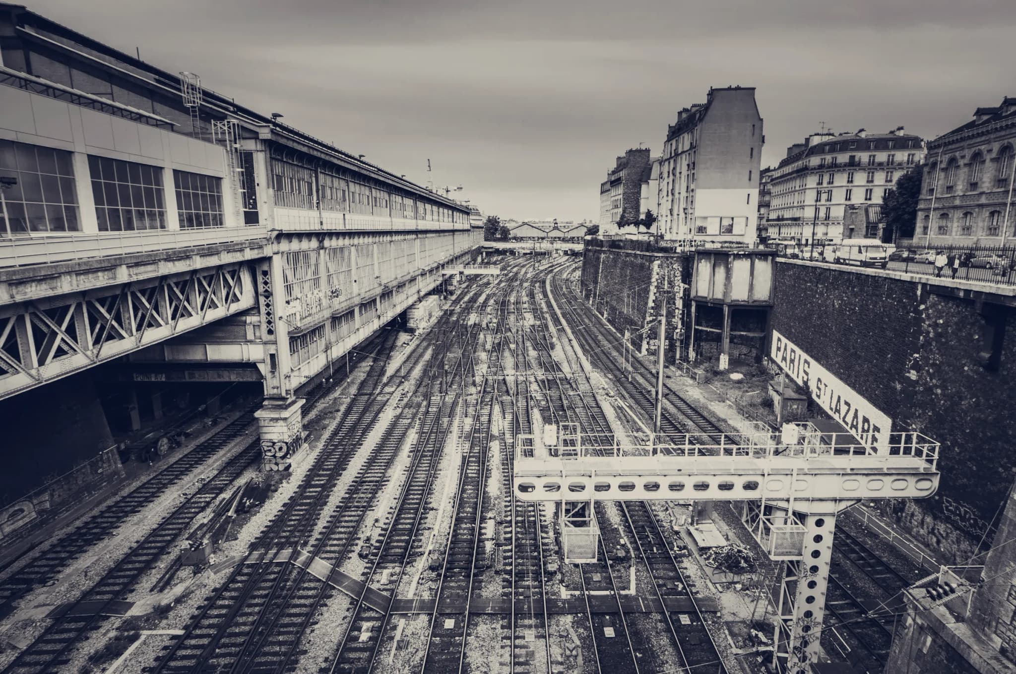 Les voies de la gare Saint-Lazare, à deux pas du cabinet, en noir et blanc