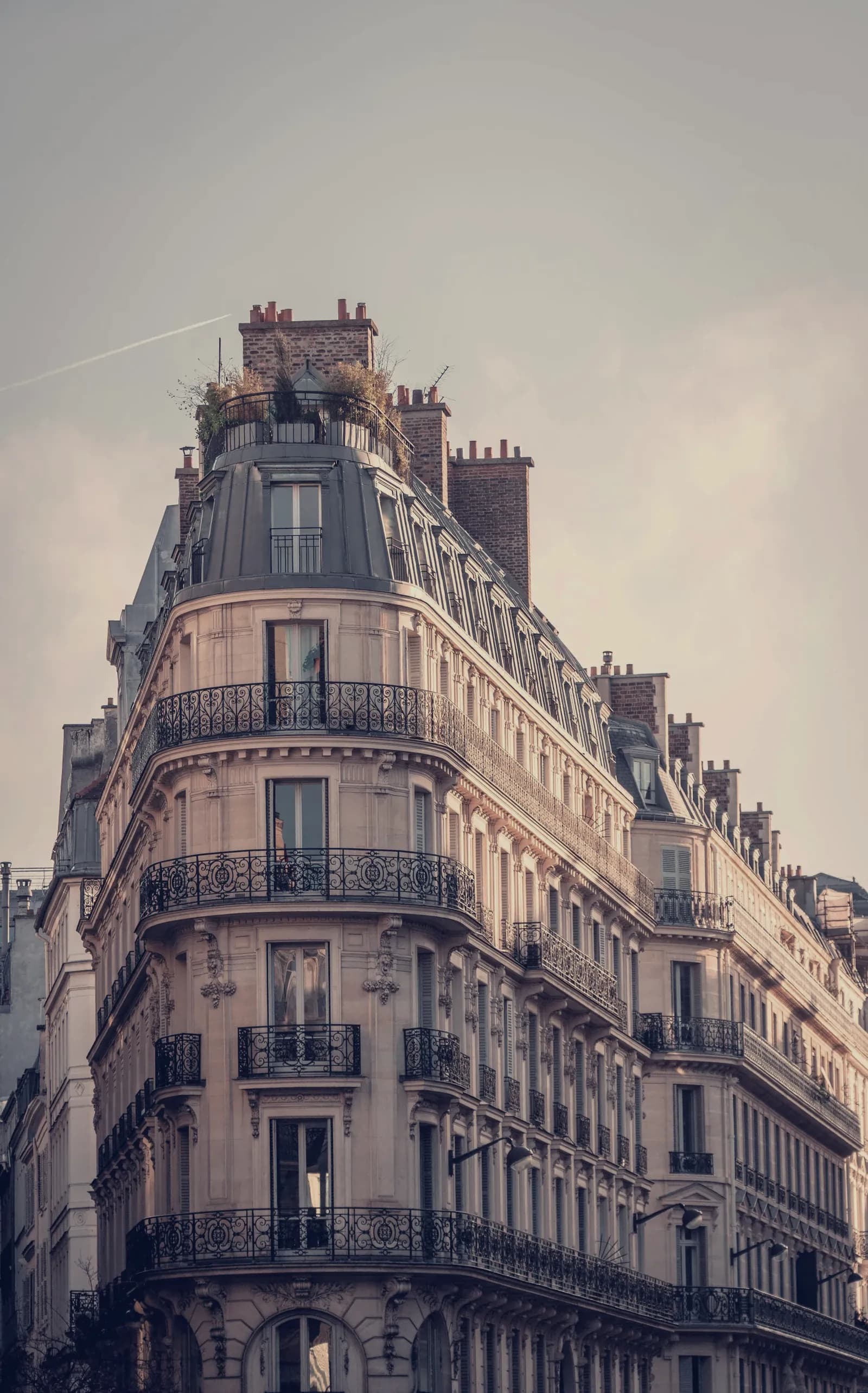 Une façade haussmannienne en pierre de taille, à Paris